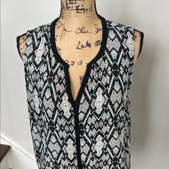 Pure Energy Black and White Geometric Sleeveless Blouse - Picture 2 of 5